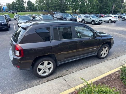 Used 2014 Jeep Compass Latitude FWD image 2