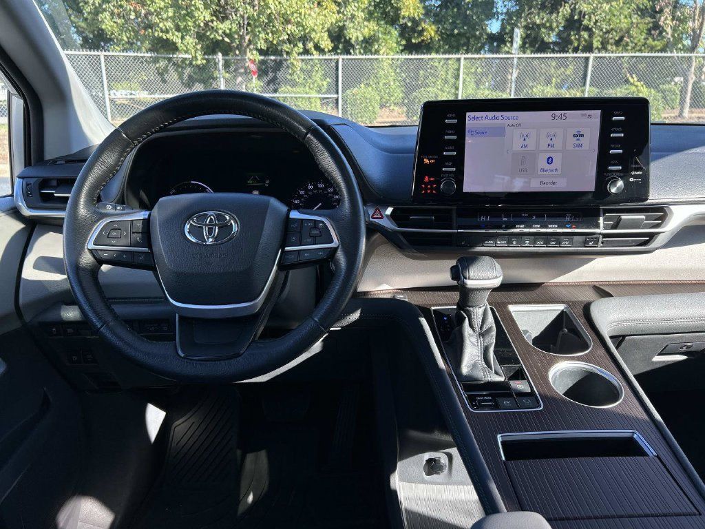 Used 2021 Toyota Sienna XLE FWD image 18