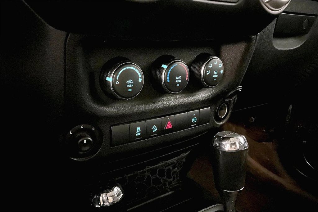 Used 2018 Jeep Wrangler Unlimited Rubicon w/ Connectivity Group AWD/4WD image 16