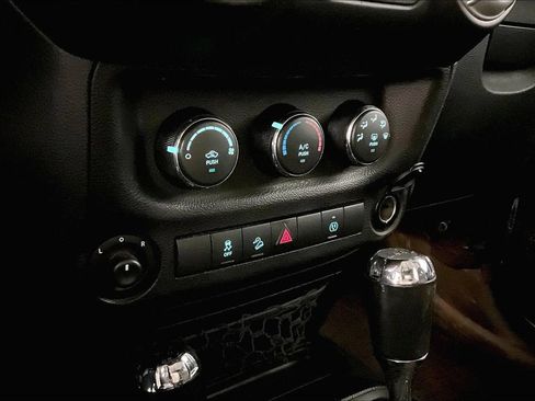 Used 2018 Jeep Wrangler Unlimited Rubicon w/ Connectivity Group AWD/4WD image 16