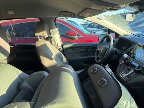 Used 2018 Honda Odyssey EX image 3