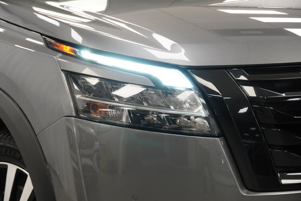 Used 2024 Nissan Pathfinder Platinum AWD/4WD image 11