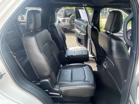 Used 2018 Ford Explorer XLT w/ Equipment Group 202A AWD/4WD image 27