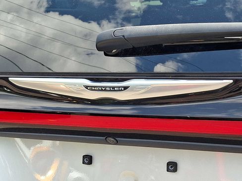 Certified 2023 Chrysler Pacifica Touring-L FWD image 34