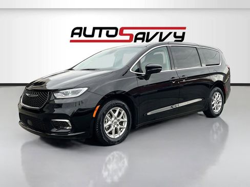 Used 2024 Chrysler Pacifica Touring-L image 3
