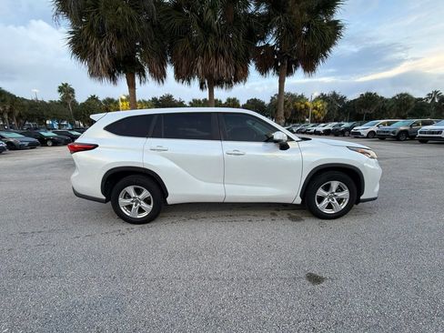 Used 2023 Toyota Highlander L FWD image 4