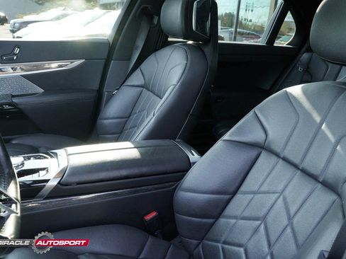Used 2023 BMW 760i xDrive AWD/4WD image 19