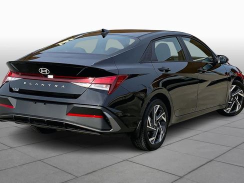 Used 2025 Hyundai Elantra Sport image 13