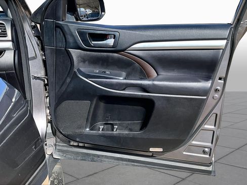 Used 2018 Toyota Highlander XLE AWD/4WD image 27