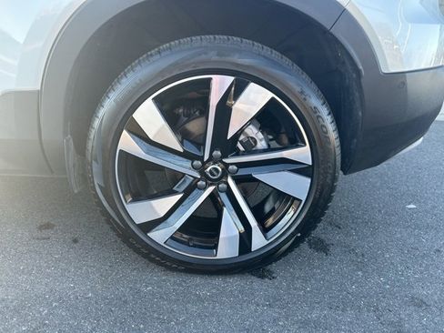 Certified 2025 Volvo XC40 B5 Plus image 9