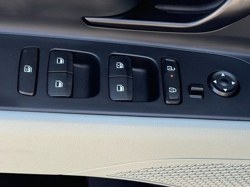 Used 2025 Hyundai Elantra Limited image 14