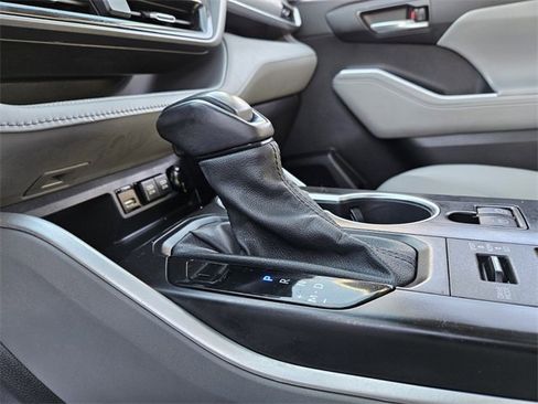 Used 2021 Toyota Highlander XLE image 24