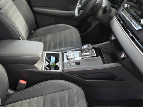 Used 2024 Mitsubishi Outlander AWD image 18