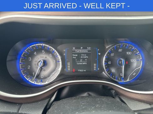 Used 2017 Chrysler Pacifica Touring-L w/ Tire & Wheel Group FWD image 10