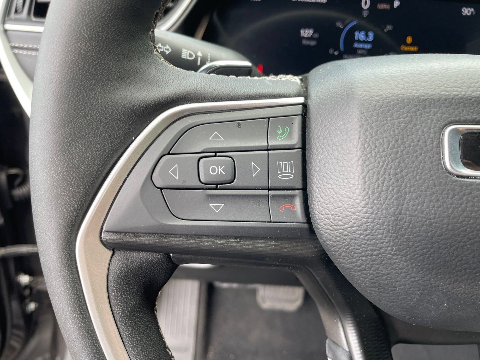 Used 2025 Jeep Grand Cherokee Altitude RWD image 13