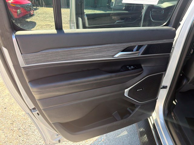 Used 2024 Jeep Wagoneer L Series II RWD image 10