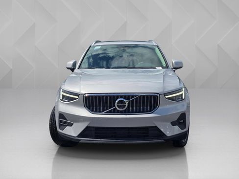 Certified 2025 Volvo XC40 B5 Plus AWD/4WD image 3
