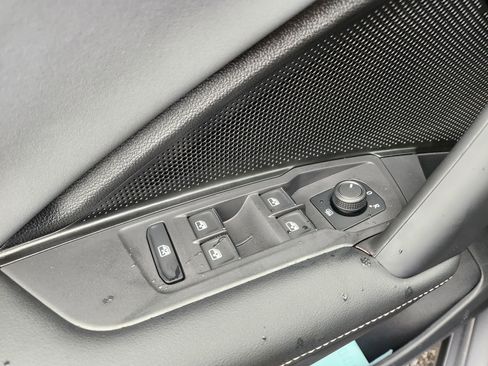 New 2025 Volkswagen Tiguan SE image 18