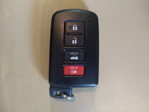 Used 2015 Toyota Camry XLE image 32