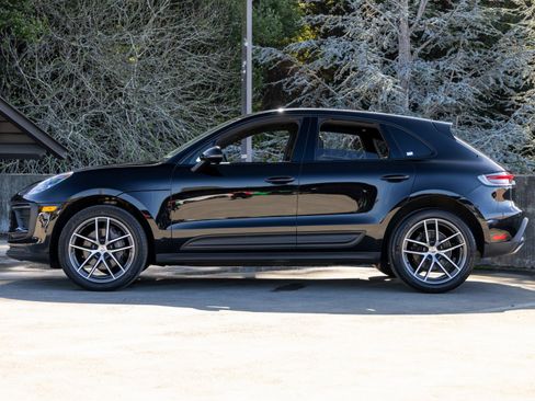 Certified 2022 Porsche Macan image 2