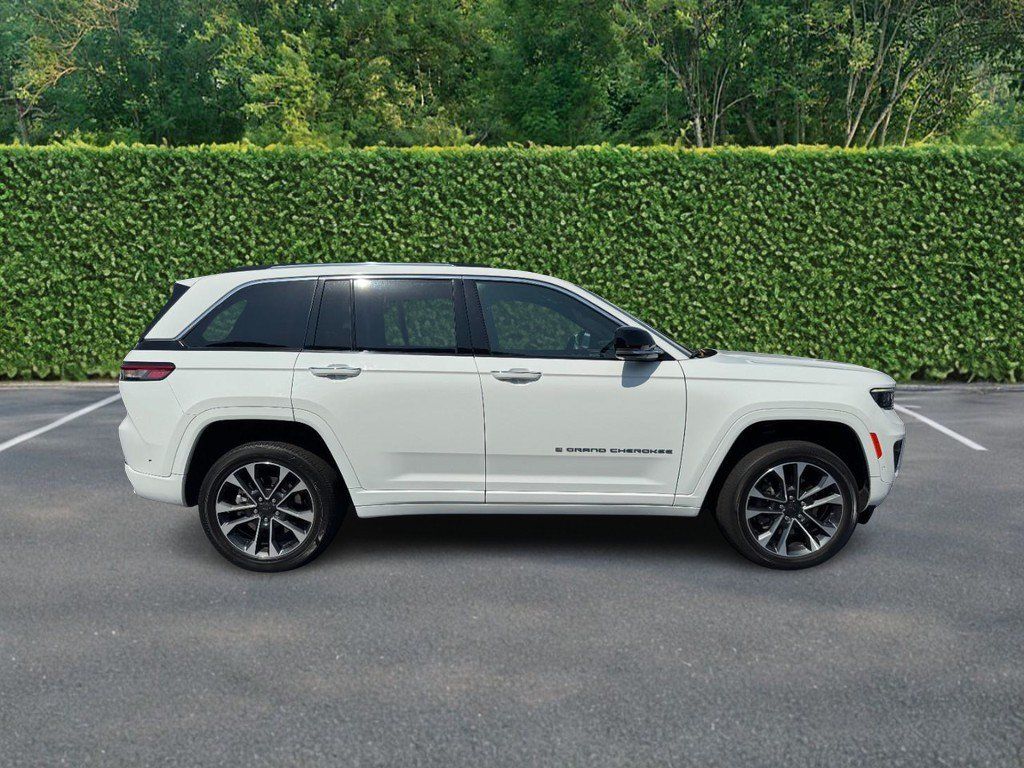 Used 2022 Jeep Grand Cherokee Overland w/ Luxury Tech Group IV AWD/4WD image 2