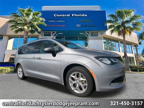 Used 2018 Chrysler Pacifica Touring w/ Tire & Wheel Group image 1