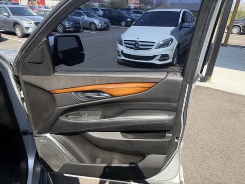 Used 2017 Cadillac Escalade Luxury image 24