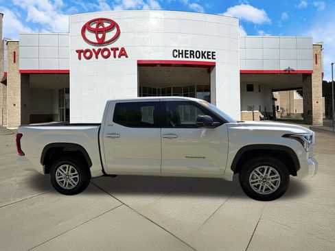 Used 2025 Toyota Tundra SR5 w/ SR5 Premium Package AWD/4WD image 4