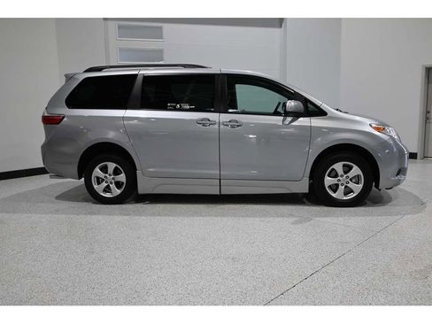 Used 2016 Toyota Sienna LE FWD image 5