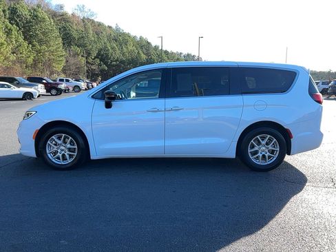 Used 2024 Chrysler Pacifica Touring-L image 8