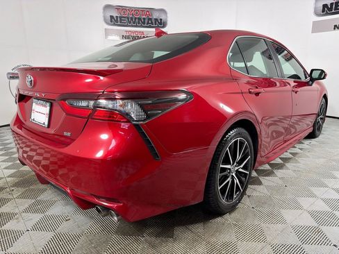 Used 2021 Toyota Camry SE image 3