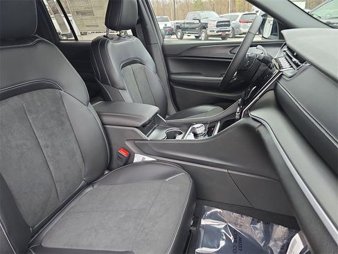 New 2025 Jeep Grand Cherokee Laredo image 10