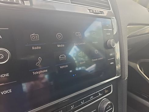 Used 2018 Volkswagen e-Golf SEL FWD image 32