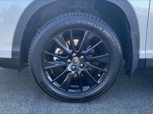 Used 2019 Toyota Highlander SE image 12