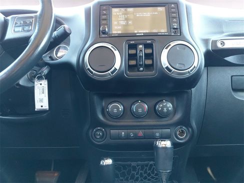 Used 2018 Jeep Wrangler Unlimited Sahara image 11