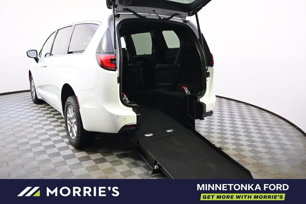 Used 2026 Chrysler Pacifica Select FWD image 2