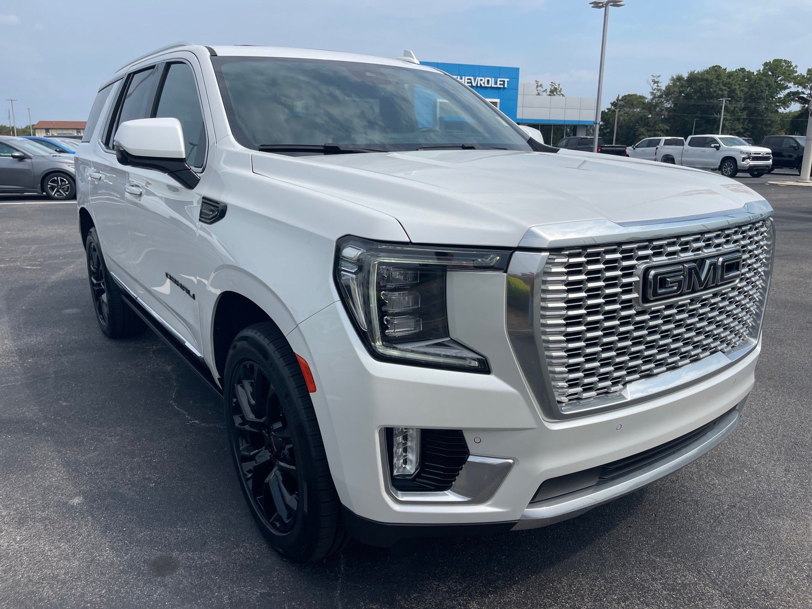 Used 2023 GMC Yukon Denali w/ LPO, Floor Liner Package AWD/4WD image 3
