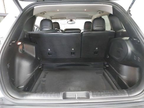 Used 2019 Jeep Cherokee Limited FWD image 11