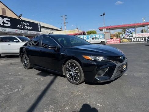 Used 2019 Toyota Camry SE FWD image 2
