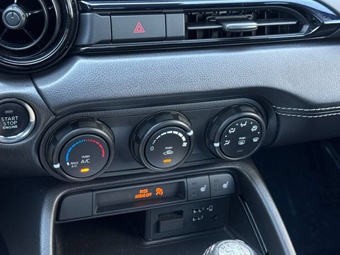 Used 2021 MAZDA MX-5 Miata Club w/ Appearance Package RWD image 18