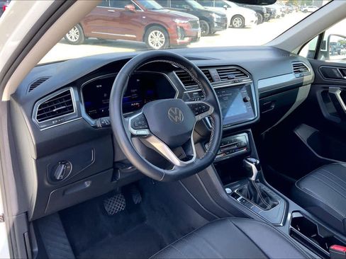 Used 2023 Volkswagen Tiguan SE image 17