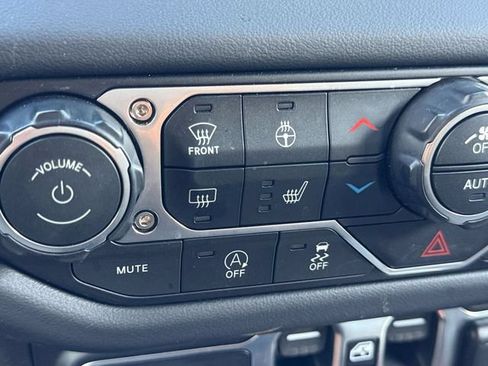 Used 2026 Jeep Wrangler Unlimited Sahara AWD/4WD image 19