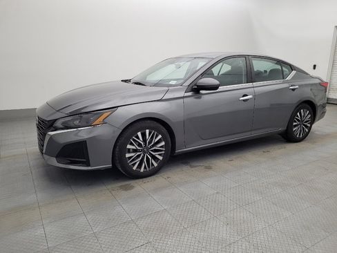 Used 2023 Nissan Altima 2.5 SV image 2
