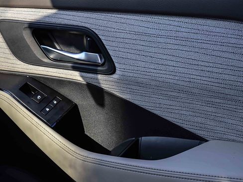 Used 2023 Nissan Rogue SV image 16