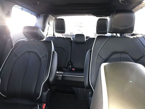 New 2026 Chrysler Pacifica Limited w/ Uconnect Theater Family Group image 23