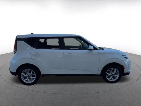 Used 2025 Kia Soul LX w/ LX Technology Package FWD image 16