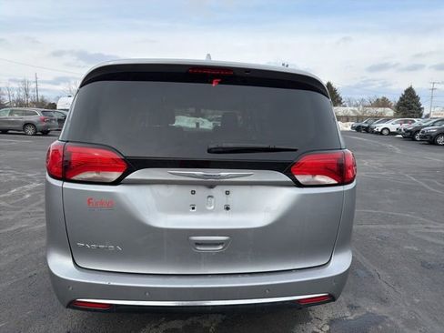 Used 2020 Chrysler Pacifica Touring-L image 6