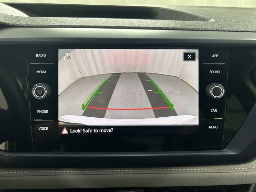 Certified 2024 Volkswagen Taos SE w/ Panoramic Sunroof Package AWD/4WD image 15