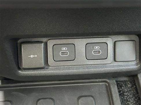 Used 2025 Land Rover Discovery S image 23