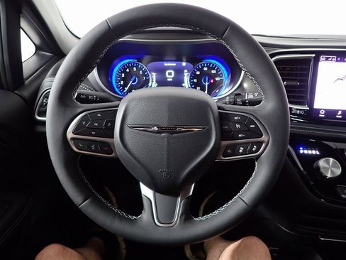 New 2025 Chrysler Pacifica Select image 22